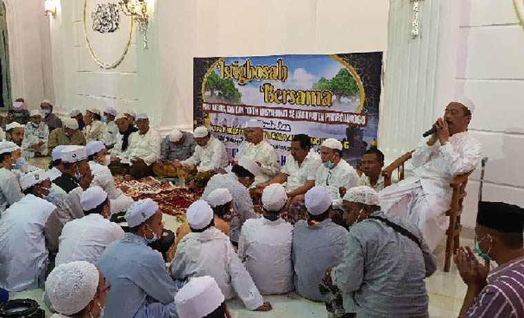 Habaib dan Kiai saat doa bersama usai salat tarawih di masjid Al-Hasanah Desa Suko, Kecamatan Maron, Kabupaten Probolinggo.