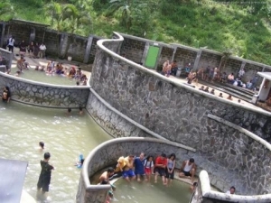 ?Wisata Air Panas Pacet di hari akhir libur lebaran kemarin. Foto:gunadhi/BANGSAONLIN