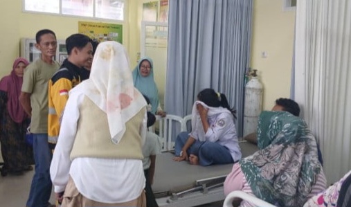 Siswa SMKN Tambakboyo Tuban yang tengah mendapat perawatan diduga usai mengonsumsi MBG