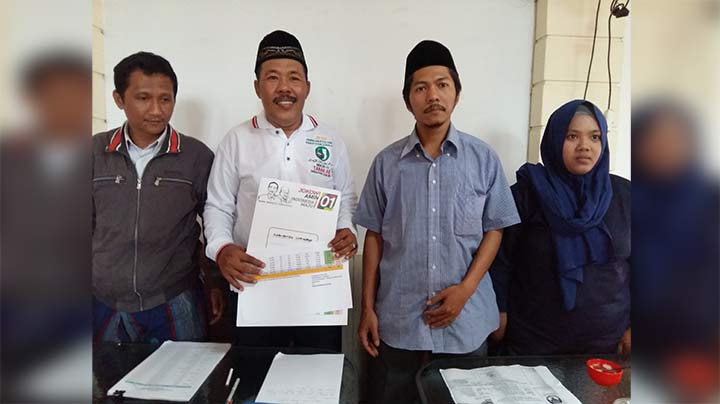 Ketua JKSN Lumajang Sukrillah (tengah) membawa data kemenangan Jokowi-Ma