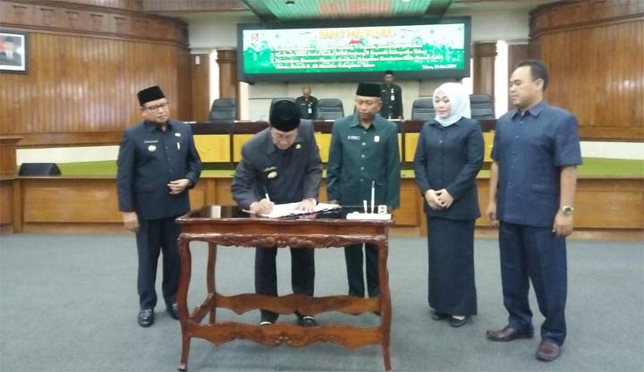 Bupati Fathul Huda bersama Pimpinan DPRD menandatangani kesepakatan terkait Raperda tentang retribusi di RSUD Ali Manshur.