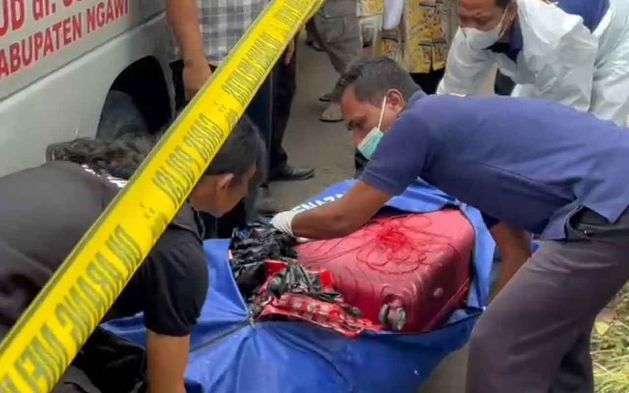 Tim Inafis Polres Ngawi mengevakuasi koper merah berisi jasad perempuan telanjang di Desa Dadapan, Kecamatan Kendal, Kabupaten Ngawi, Kamis (23/1/2025). Foto: Dok. Polres Ngawi.