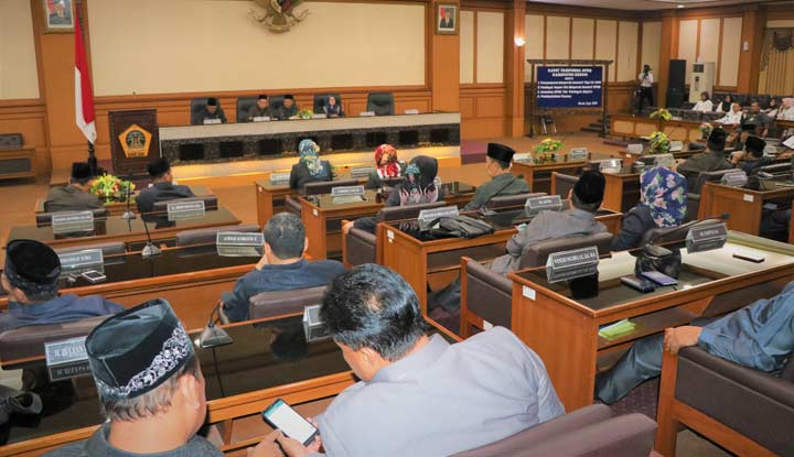 Suasana paripurna penyampaian Raperda Inisiatif DPRD. foto: SYUHUD/ BANGSAONLINE