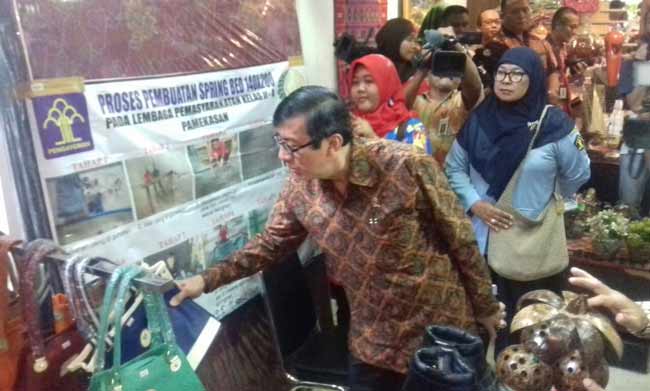 Menkumham Yasonna Laola saat menyaksian beragam produk unggalan hasil warga binaan yang dipamerkan di Kemenperin, Jakarta, Selasa (19/4)-Jum