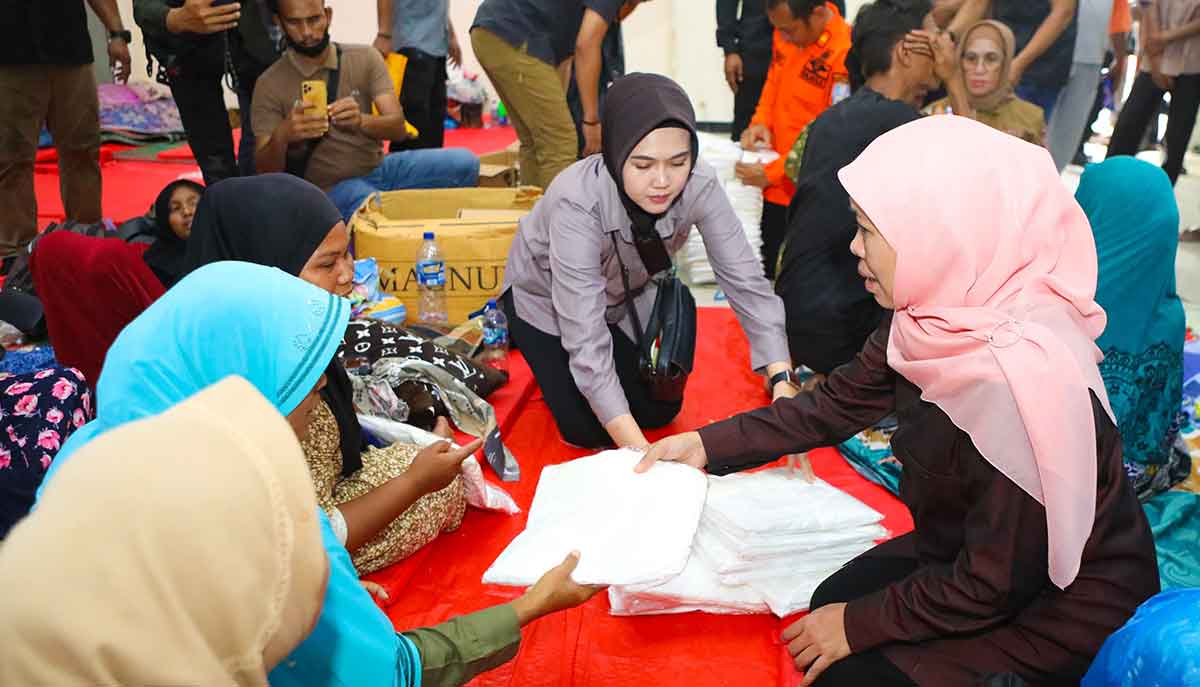Gubernur Khofifah saat menyapa para pengungsi terdampak musibah bencana hidrometeorologi di Gedung Serbaguna Tgk Chik Pante Geulima, Pidie Jaya, Aceh.