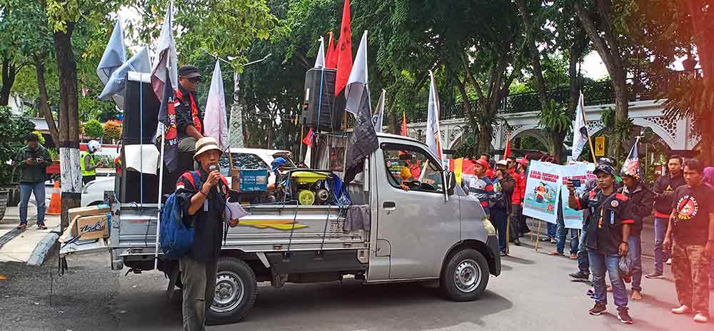 Massa Gepal saat menggelar aksi demo di gedung DPRD Gresik terkait penyimpangan dana hibah UMKM pada 28 Januari 2023. Foto: SYUHUD/ BANGSAONLINE