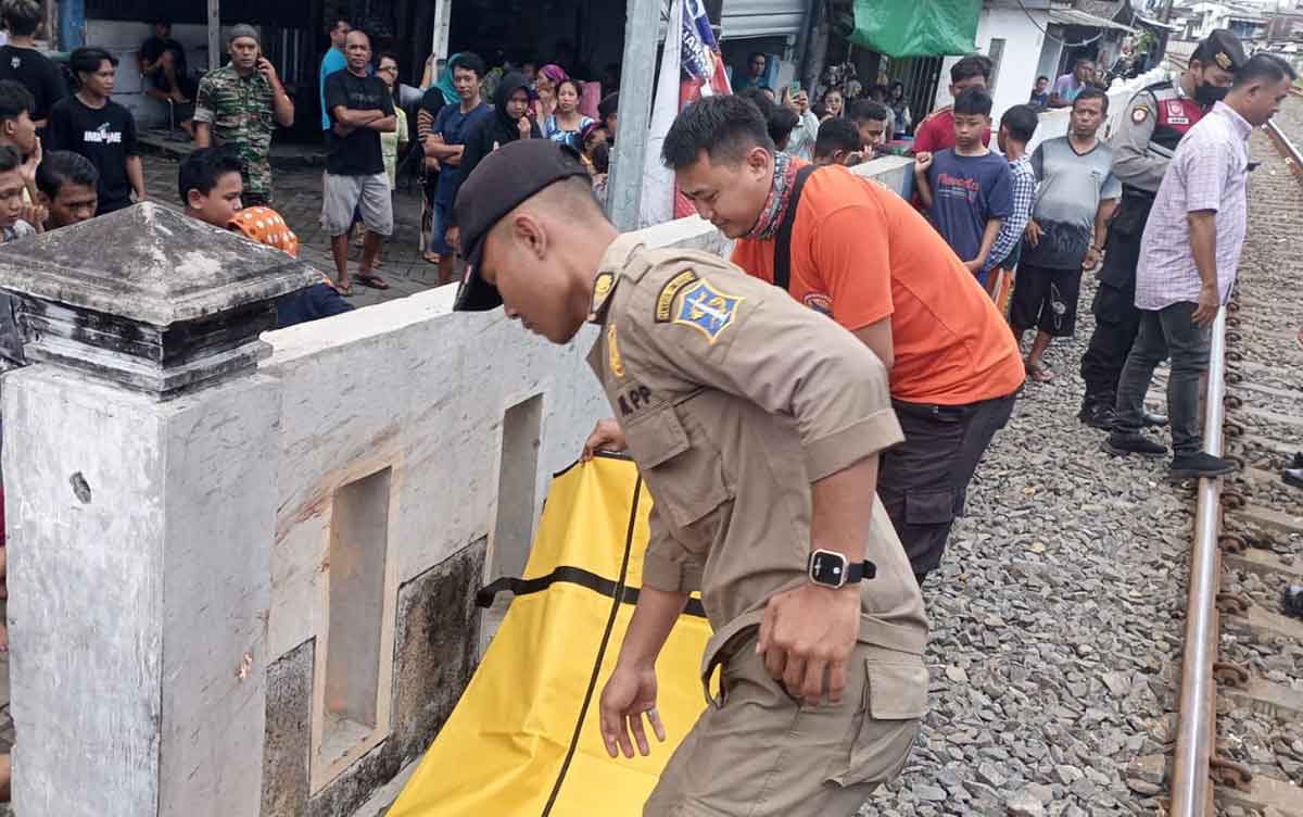 Evakuasi korban kecelakaan kereta api di Surabaya.