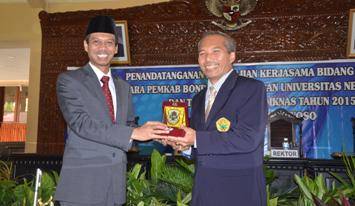Bupati Amin Said Husni dan Rektor Unej Drs Moh Hasan PHD usai melakukan MoU di Pendopo. (Sugiyanto/BANGSAONLINE)