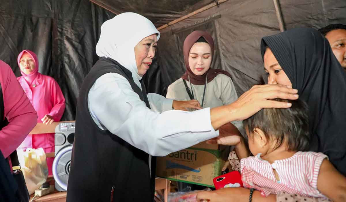 Gubernur Khofifah saat menyapa korban banjir lahar dingin dan longsor di Lumajang.
