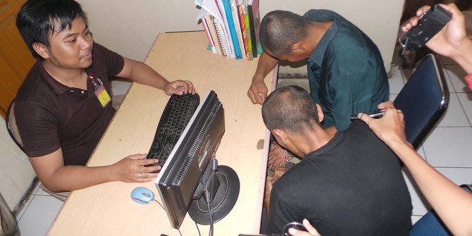 Sana dan Kasmin diperiksa di kantor polisi. ©2015 Merdeka.com