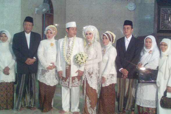 Bupati Sambari mendampingi putra-putrinya, pasangan Gugus dan Maya, usai akad nikah. (foto: syuhud/BANGSAONLINE)