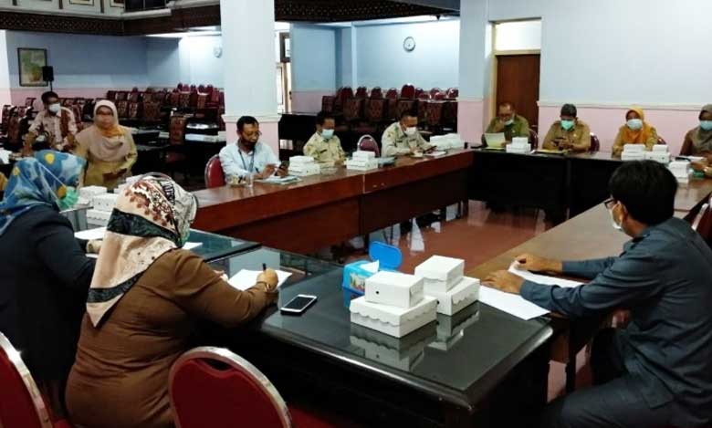 Kegiatan dewan saat rapat komisi dengan OPD.