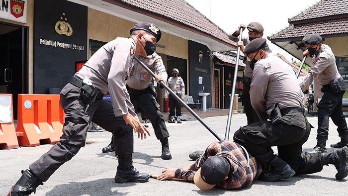 Sejumlah personel Polres Jombang saat melumpuhkan pria bersajam dengan menggunakan alat Sasumata.