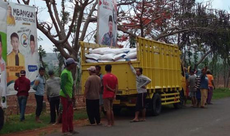 Puluhan warga sekitar melakukan penghadangan dan memberhentikan secara paksa truk bermuatan pupuk yang melintasi Jalan Merakurak-Montong, Kamis (5/11/2020). (foto: ist)