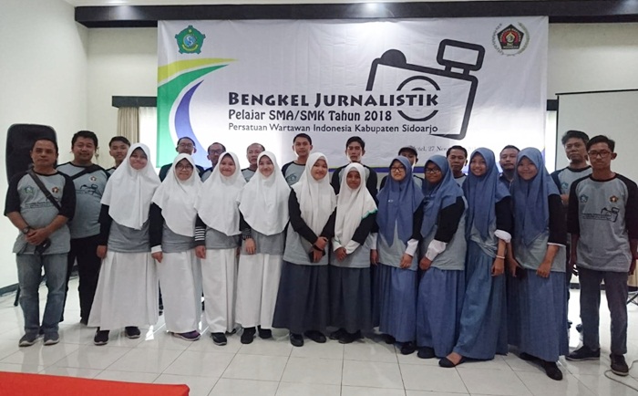POSE BARENG: Peserta pelatihan foto bersama dengan PWI Sidoarjo saat Bengkel Jurnalistik Pelajar SMA/SMK 2018, Selasa (27/11). foto: MUSTAIN/BANGSAONLINE