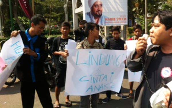 Aktivis dari Lembaga Perlindungan Anak saat menggelar aksi di alun-alun Kota Kediri. (foto: arif kurniawan/BANGSAONLINE)