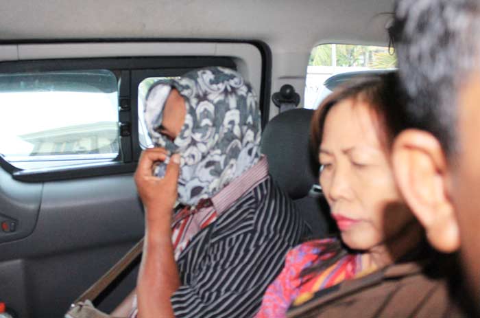 Dua tersangka saat dibawa ke Lapas.