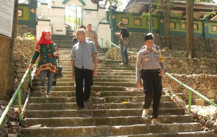 Kapolres Gresik AKBP Wahyu S Bintoro mendampingi Irwasda Polda Jatim usai ziarah di makam Sunan Prapen. foto: SYUHUD/ BANGSAONLINE