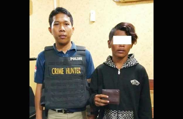 Tersangka saat hendak ditahan di Polsek Sawahan.