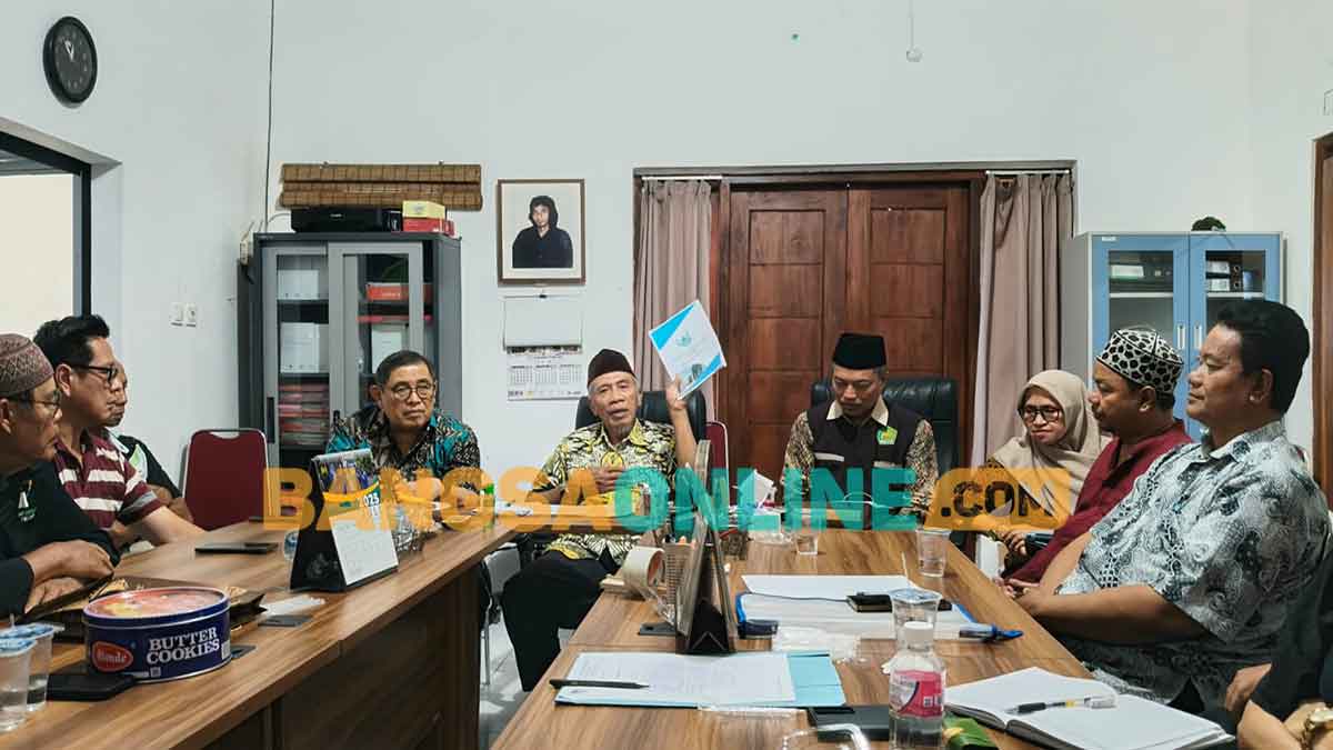 Ketua FKUB Kota Kediri, Moch. Salim (pegang buku) bersama para pengurus. Foto: MUJI HARJITA/BANGSAONLINE