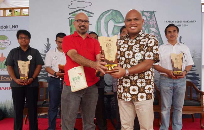 Direktur Komersial PT SI, M. Saifudin ketika menerima penghargaan. foto: syuhud/ BANGSAONLINE