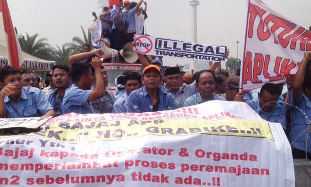 Aksi demo pengemudi taksi.
