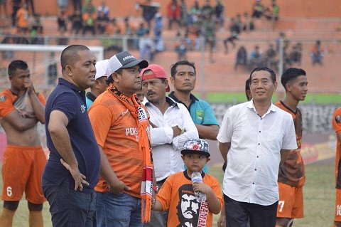 Punggawa Persekabpas di stadion Pogar Bangil. foto: HABIBI/ BANGSAONLINE