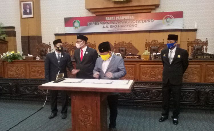 DPRD Banyuwangi bersama dengan Bupati Banyuwangi menandatangani Nota Kesepakatan KUA PPAS Kabupaten Banyuwangi Tahun Anggaran 2021 dalam Rapat Paripurna DPRD Banyuwangi yang digelar secara virtual, Jumat (20/11/2020). (foto: ist)