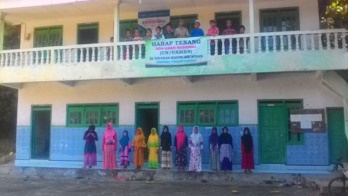 Gedung sekolah yang dimiliki Yayasan Hadirur Rahman, berupa kelas 6 lokal masing-masing dua lantai. 