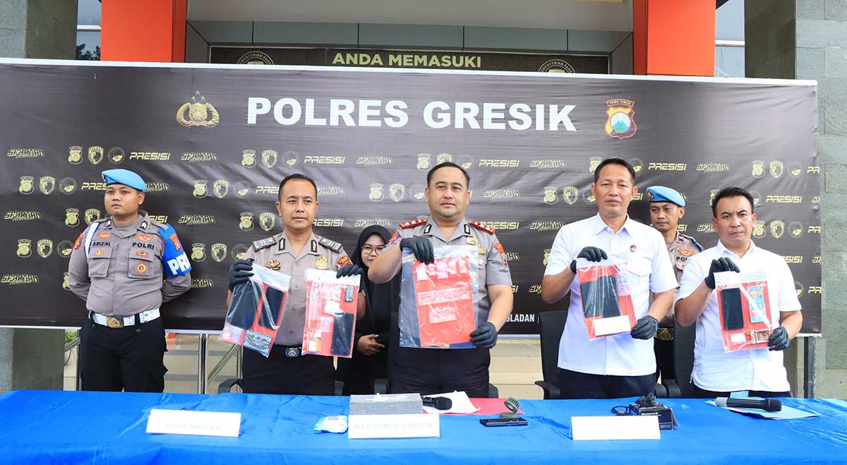 Kapolres Gresik ketika menunjukkan hasil ungkap 6 jaringan narkoba lintas pulau, Madura-Bawean. Foto: Ist