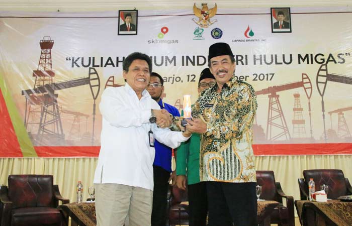 KENANG-KENANGAN: Wabup Sidoarjo menerima cinderamata dari Kepala SKK Migas Jabanusa Ali Masyhar saat Kuliah Umum Industri Hulu Migas, Selasa (12/12). foto: mustain/ bangsaonline