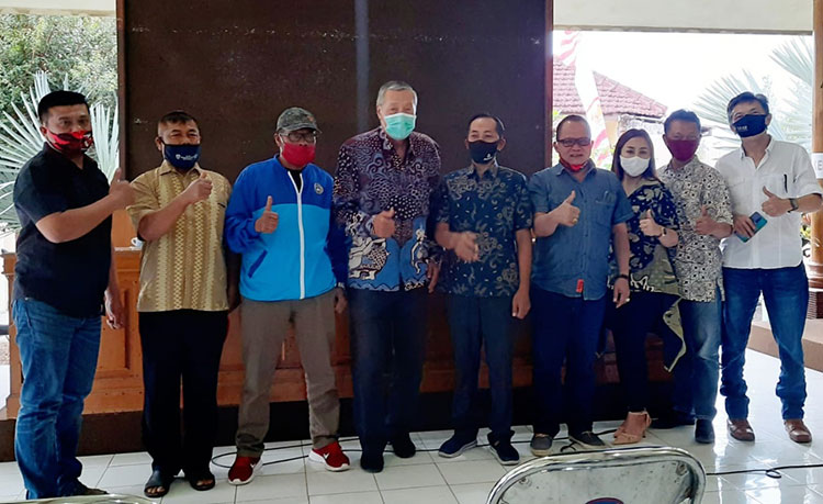 Owner JTP Grup, Paul Sastro berfoto bersama dengan Kepala Desa Bumiaji, Ketua Kadin, dan tokoh masyarakat usai acara sosialisasi pembangunan Batu Love Garden di Balai Desa Bumiaji. (foto: ist).
