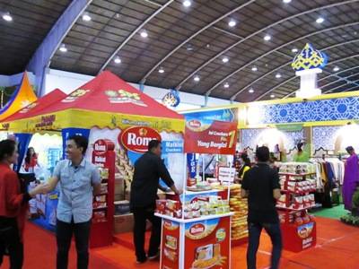 Suasana stan peserta Kampoeng Ramadan fi JX International sebelum dibuka oleh Sekdaprov Jatim Akhmad Sukardi. foto:nisa/BANGSAONLINE