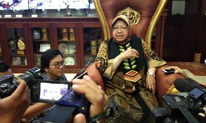 Wali Kota Risma saat menggelar jumpa pers di ruang kerjanya, Kamis (28/11).