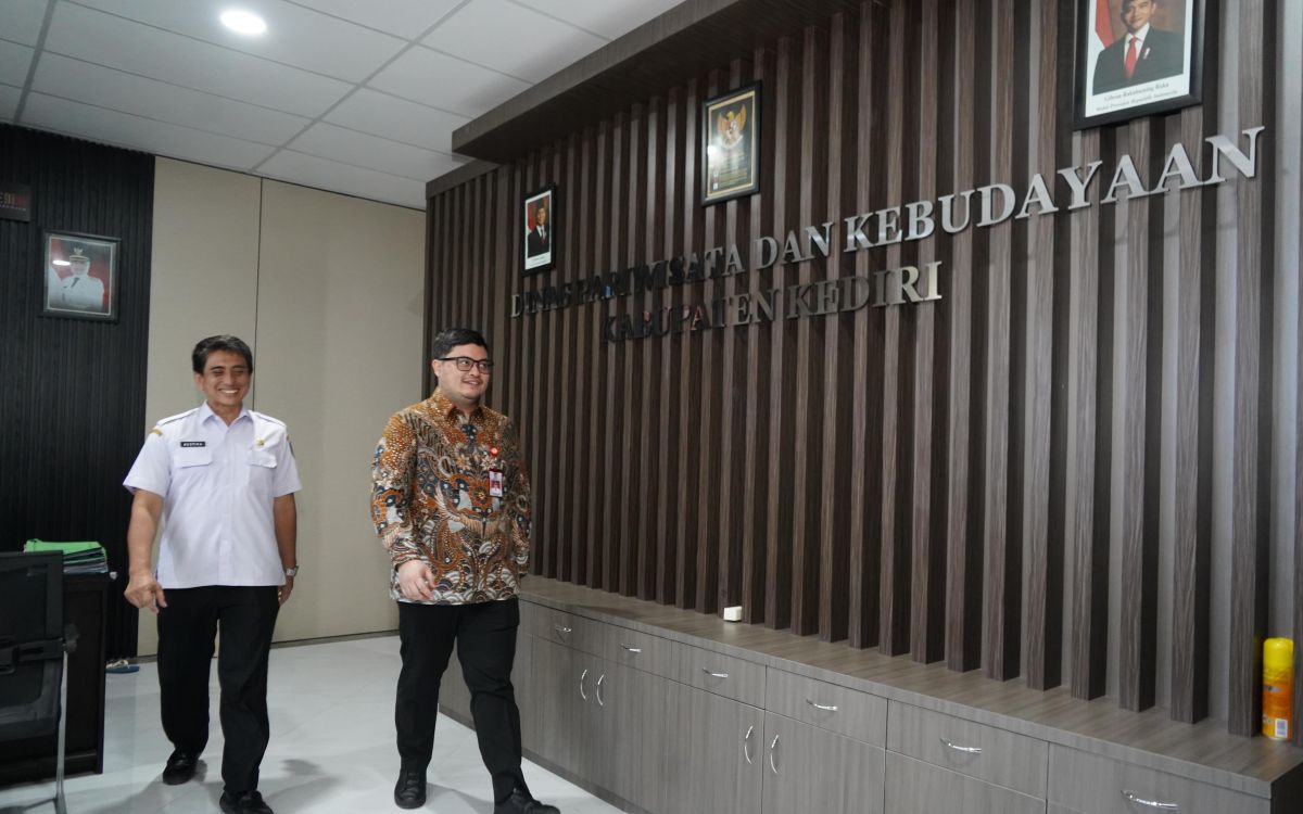 Didampingi Kepala Dinas Pariwisata dan Kebudayaan (Disparbud) Kabupaten Kediri, Mustika (kiri), Bupati Kediri saat mengunjungi kantor Disparbud di komplek museum Sri Aji Jayabaya. (Ist). 
