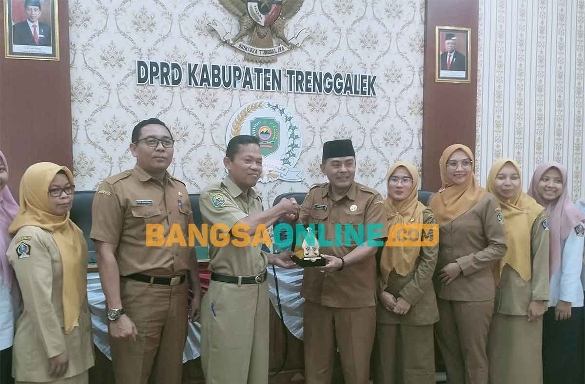 Kunjungan DPRD Kabupaten Blitar ke DPRD Trenggalek. Foto: HERMAN SUBAGYO/BANGSAONLINE