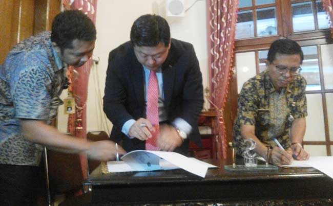 KERJA SAMA: Kepala Dinas PU Bina Marga (kanan) dan Director KLID Mr Chris Kang (tengah) disaksikan Kabag Kerjasama Pemkab Sidoarjo Ari Suryono (kiri) meneken MoU Desa Mandiri Berbasis IT, di Pendopo Delta Wibawa, Rabu, (13/4). foto: mustain/ BANGSAONLINE