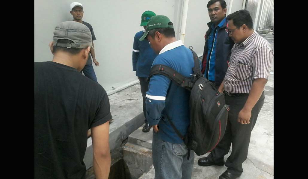 Tim Patroli Air Terpadu Jawa Timur saat sidak pabrik PT Gloria Bisco
