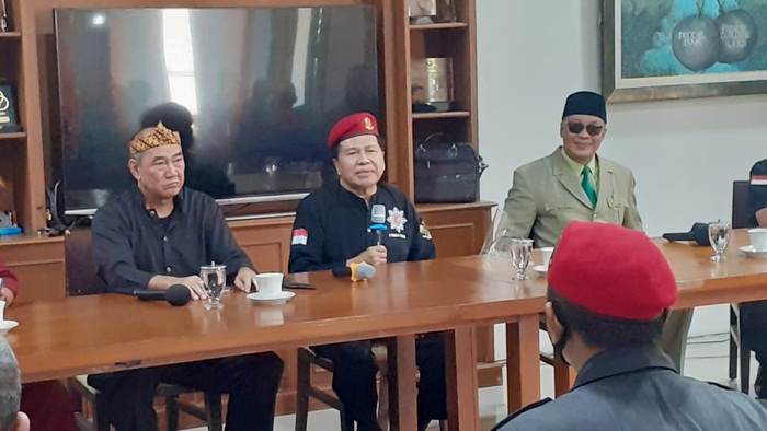 Tokoh nasional Dr. Rizal Ramli menerima Anggota Satgas Nasional Cakra Buana dan sejumlah pengurus ormas Forum Komunikasi Anak Betawi (Forkabi), Laskar Adat Betawi (LAB) di kantornya. foto: istimewa