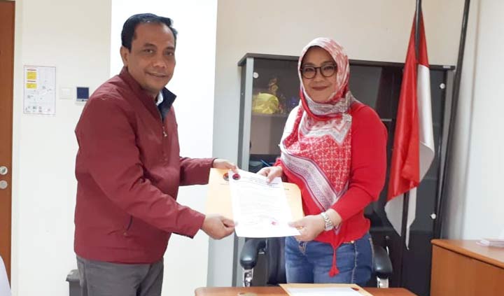 Ketua DPC PDIP Tatit Heru Tjahyono saat menerima surat penetapan dari DPP PDIP sebagai calon Ketua DPRD Nganjuk. foto: BAMBANG/ BANGSAONLINE