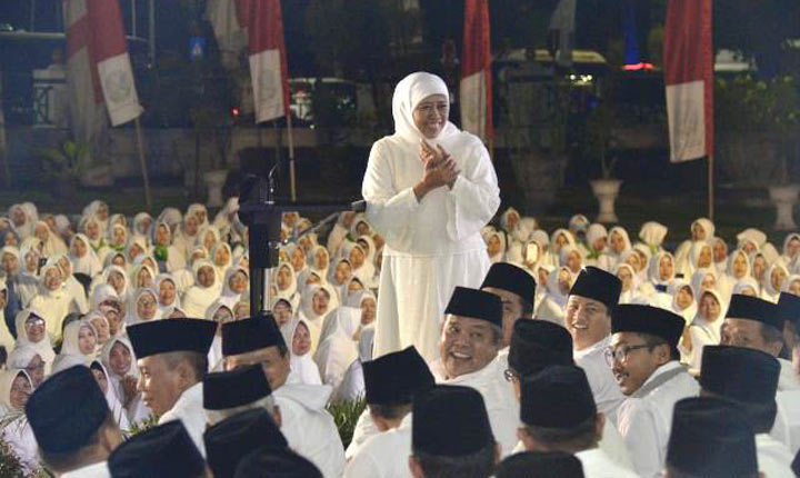 Gubernur Jatim, Khofifah Indar Parawansa saat gelaran Tahlilan Kubro di Madiun, Kamis malam (10/10). foto: ist