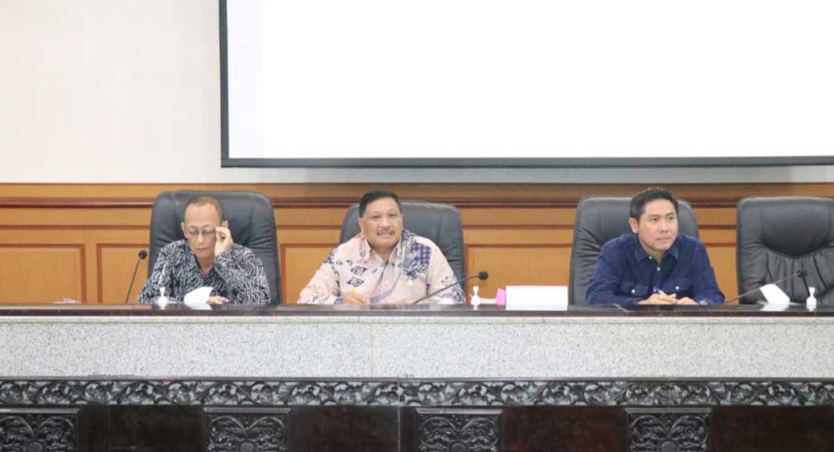 Wakil Ketua DPRD Gresik, Ahmad Nurhamim (paling kiri), didampingi Mujid Riduan dan Lutfi Dhawam saat memimpin rapat evaluasi realisasi APBD 2025. Foto: Ist