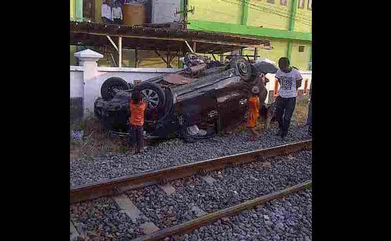 RINGSEK.  Kondisi mobil yang tak terbalik dan rusak parah usai dihantam KA. (foto: istimewa)