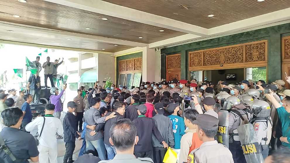 Massa saat mencoba menerobos pengamanan untuk masuk ke Kantor Bupati Bangkalan