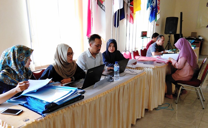 Staf dan karyawan KPU Nganjuk sedang melaksanakan penelitian berkas baceleg yang mendaftar. Foto: BAMBANG/ BANGSAONLINE
