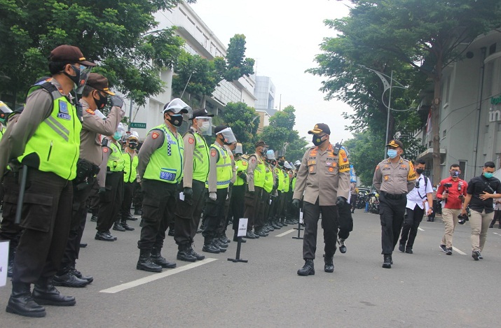 Kapolrestabes Surabaya Kombes Pol Johnny Editor Isir melakukan pengecekan langsung personel.
