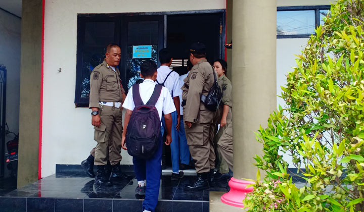 Para pelajar yang terjaring razia dibawa ke kantor Satpol PP Blitar.