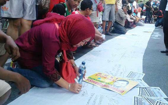 Warga membubuhkan tanda tangan saat Car Free Day di Taman Bungkul Surabaya untuk mendukung Dahlan Iskan.