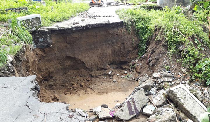 Kondisi jalan yang terputus akibar terjangan banjir bandang. foto-foto: MUJI/ BANGSAONLINE