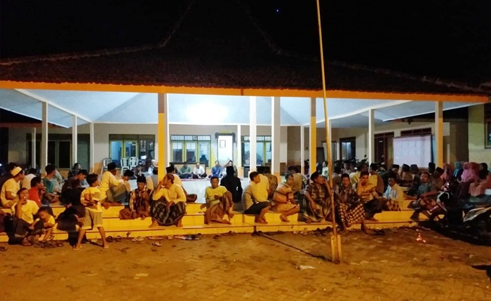 Warga Sadengrejo saat melakukan musyawarah di balai desa.